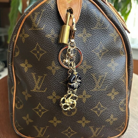 ABSTRACT FLOWER Bag Charm Black and Gold Tone 🌺 - Picture 9 of 10